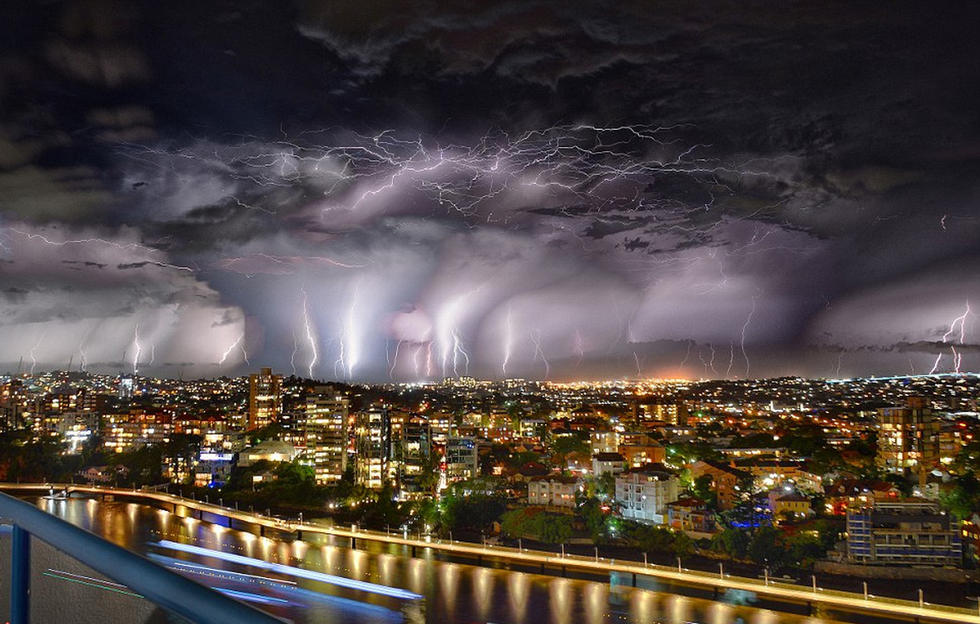 澳洲城市遭10万多道闪电击中 场面壮观