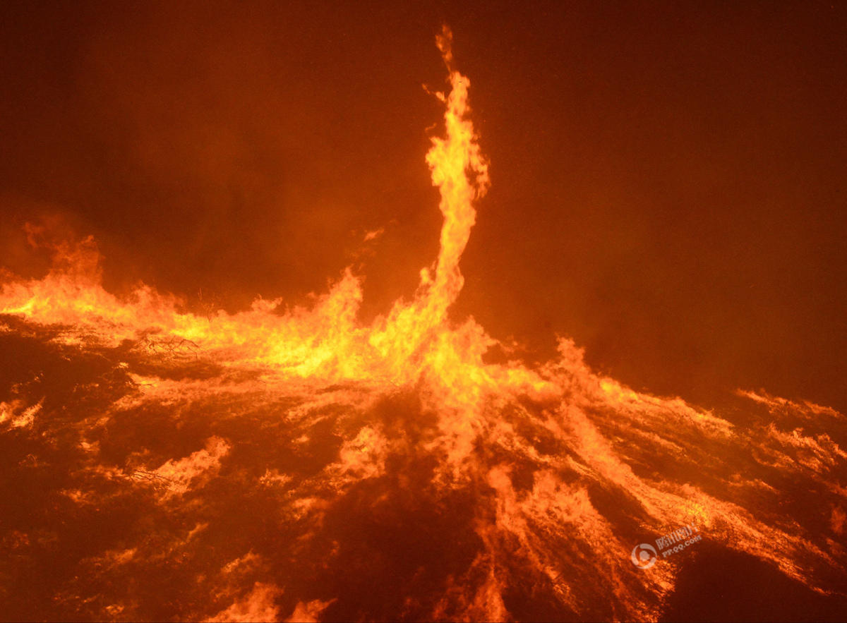 美国加州发生森林大火 强风助阵现“火龙卷”