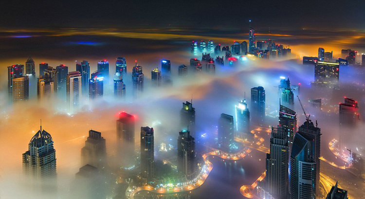 男子拍雾中的迪拜 五彩斑斓美如仙境