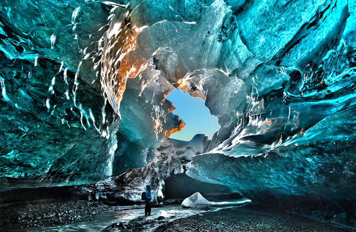 冰岛摄影师拍摄冰穴美如蓝色仙境