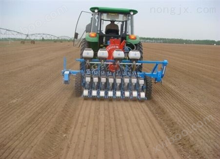 拖拉机带动的小麦播种机 也可以播种蔬菜
